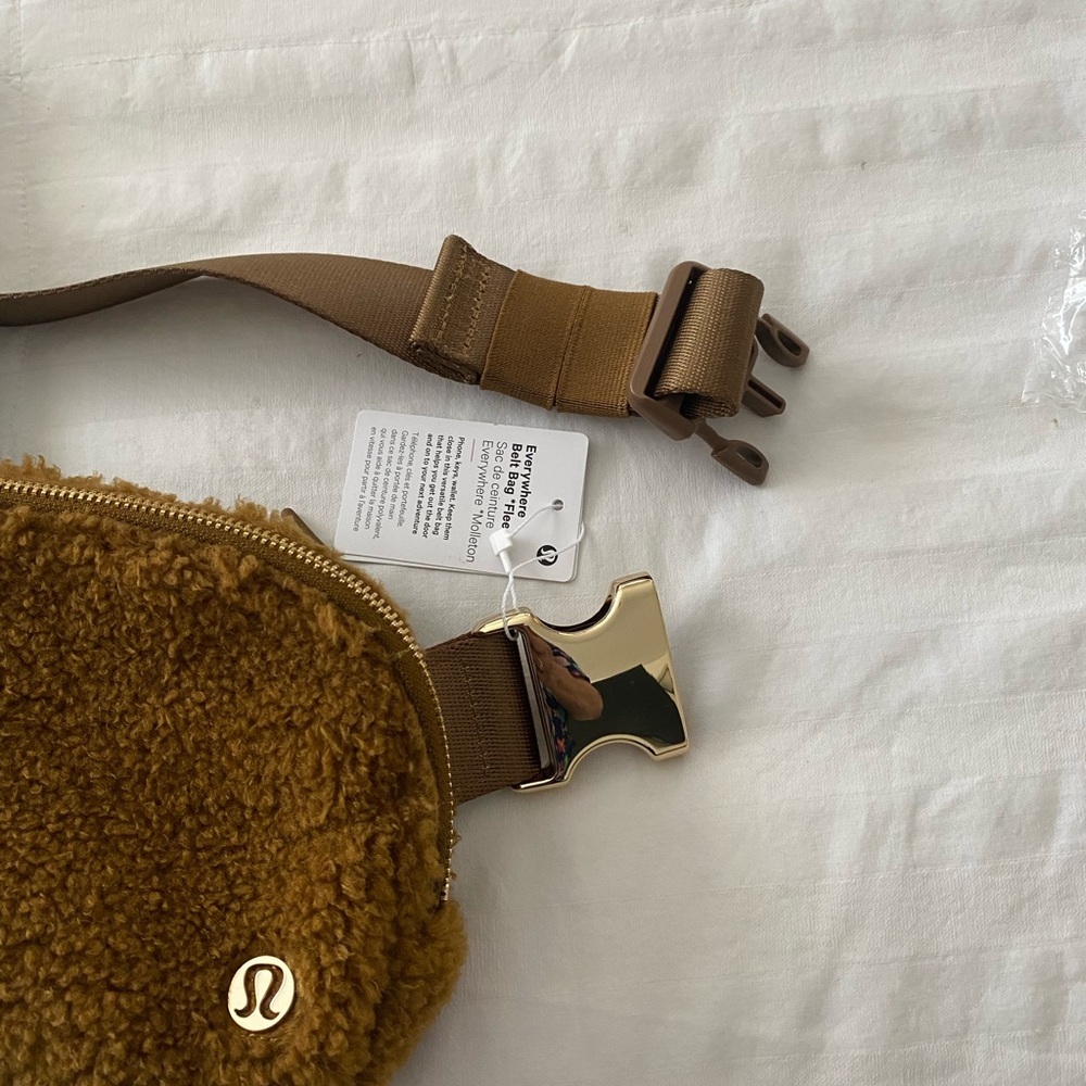 Lululemon everywhere belt bag Sherpa\fleece in camel : tan : brown - Picture 10 of 14